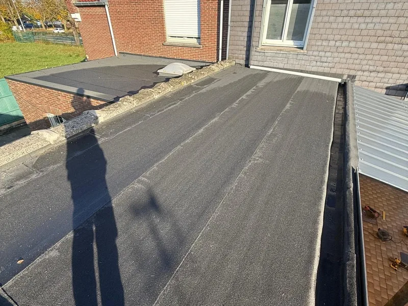 Étanchéité de toiture plate en membrane bitumineuse