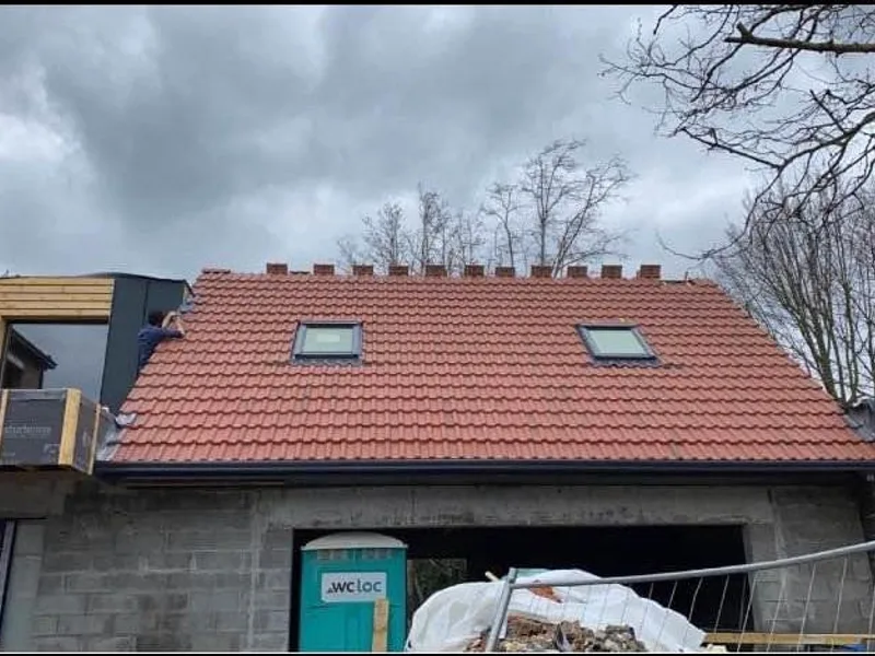 Toiture neuve en tuiles rouges avec fenêtres de toit VELUX