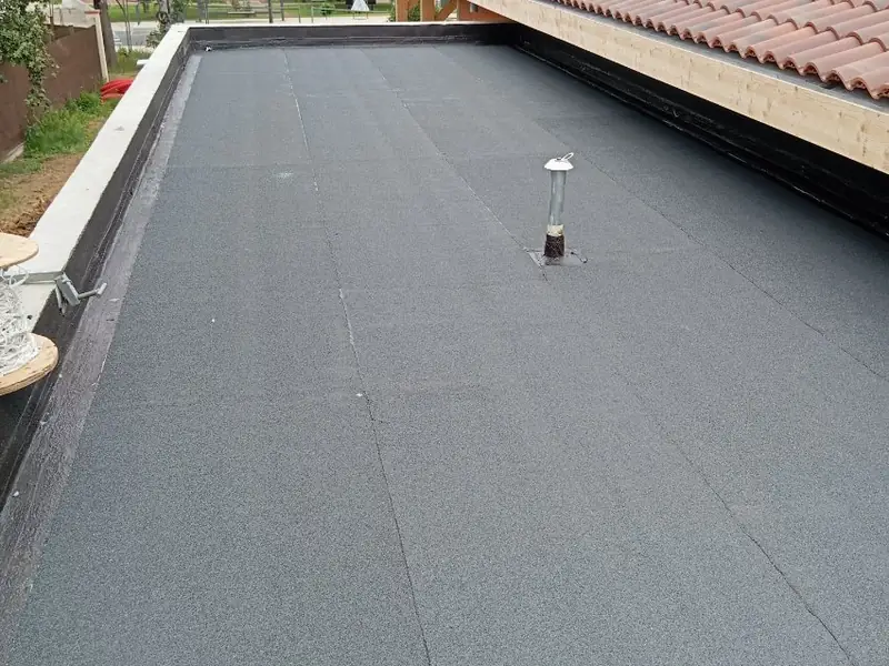 Étanchéité de toiture plate en bitume réalisée par Embellie-Toit à Tournai