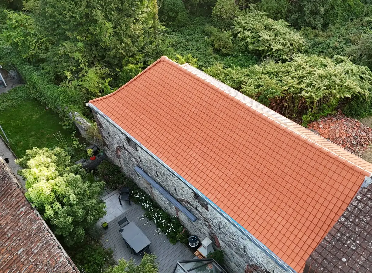 Toiture en tuiles terre cuite rénovée à Tournai, vue arrière