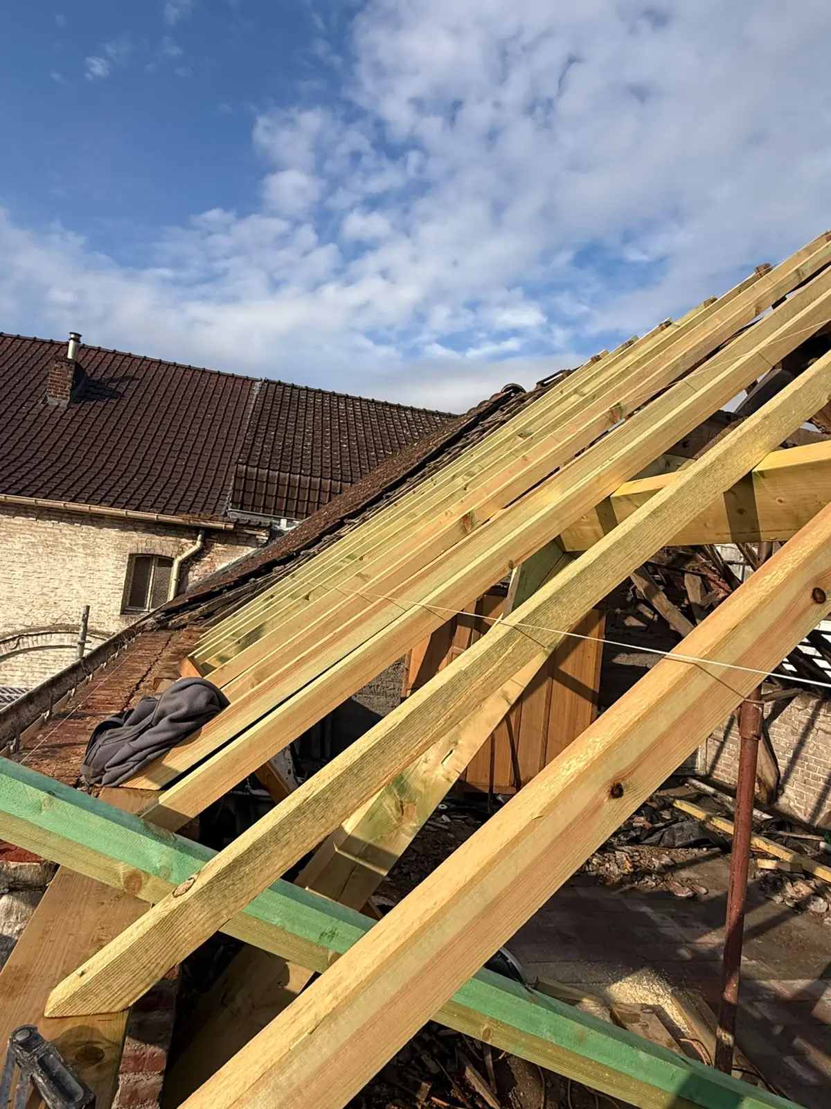 Charpente neuve en bois posée lors de la rénovation d'une toiture à Tournai