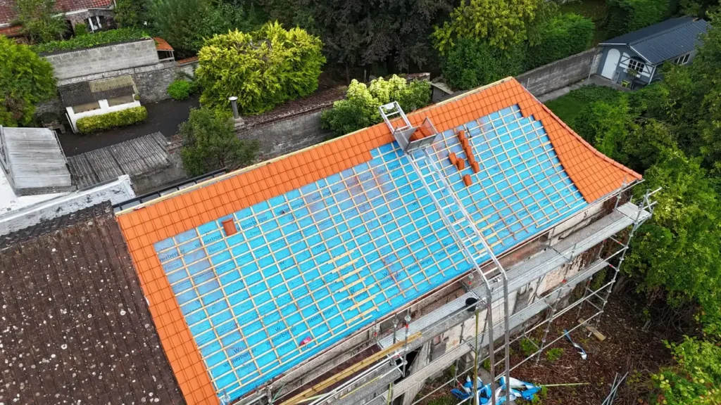 Rénovation d'une toiture en tuiles à Tournai : sous-toiture et lattage